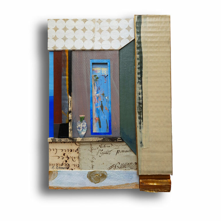 Muriel Bernard réalise des bas-reliefs à l'aide de techniques mixtes